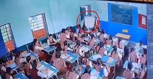 क्लास में पढ़ रही थीं छात्राएं तभी ऊपर से गिरा छत का प्लास्टर