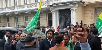 PoK में हत्याएं, सैन्य अपराध, UK में पाकिस्तान मिशन के बाहर क्यों जुटे कश्मीरी?