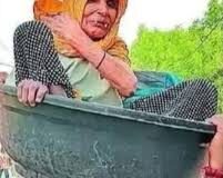 90 साल की सास को सिर पर बैठाकर बहू करवा रही बृज की चौरासी कोस की परिक्रमा