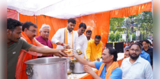 बीजेपी नेता एवं महानगर अध्यक्ष आनंद द्विवेदी ने भंडारों में श्रद्धालुओं को बांटा प्रसाद