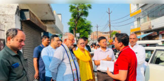 खाली प्लाटों में पड़ा कूड़ा, जमीन मालिकों को नोटिस देने के निर्देश