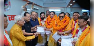सैकड़ों की संख्या में निकला व्यापारियों का जुलूस, अधिकारियों को सौंपा नामांकन पत्र