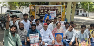 लविवि छात्रों के साथ धरने पर बैठे सपा विधायक, सात दिन से जारी है प्रदर्शन