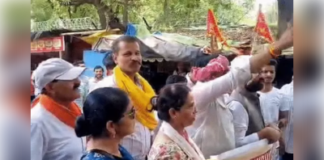 पार्क के फुटपाथ पर 60 से ज्यादा स्थायी दुकानें, स्थानीय लोगों ने किया प्रदर्शन