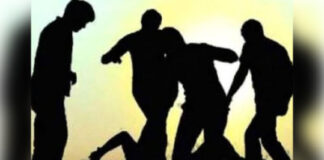 शिकायत पर भड़का डिलीवरी बॉय, ब्लिंकिट स्टोर पर ग्राहक को गिराकर पीटा