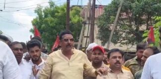 अखिलेश यादव की गिरफ्तारी पर सपा कार्यकर्ताओं का प्रदर्शन:महराजगंज में राष्ट्रपति के नाम ज्ञापन सौंपा, निष्पक्ष कार्रवाई की मांग