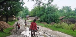 बहराइच में दुन्नापुरवा-महाराज नगर सड़क जर्जर:ग्रामीणों और स्कूली बच्चों को आवागमन में भारी परेशानी तकतरत