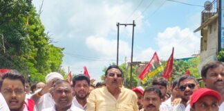 पेपर लीक, पुलिस कार्रवाई पर सपा का विरोध प्रदर्शन:नौतनवा में पूर्व विधायक मुन्ना सिंह के नेतृत्व में राज्यपाल को सौंपा ज्ञापन