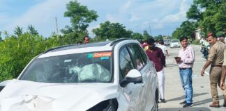 श्यामदेउरवा-परतावल मार्ग पर दो कारों में टक्कर:व्यक्ति को मामूली चोट, पुलिस ने मौके का जायजा लिया