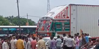 कप्तानगंज हाईवे पर ट्रक-कार की टक्कर:मुख्य चौराहे पर हुआ हादसा, यातायात बाधित