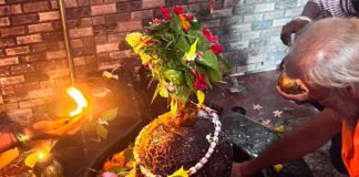 महराजगंज में सावन के पहले दिन बउरहवा बाबा का जलाभिषेक:दर्शन और जल चढ़ाने के लिए उमड़ी भक्तों की भीड़