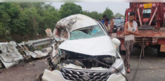 उन्नाव में आगरा-लखनऊ एक्सप्रेसवे पर भीषण हादसा: तेज रफ्तार बस ने कार को मारी टक्कर, 5 की मौत, 20 से अधिक घायल