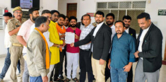 सहकारी समितियों में विसंगतियों और यूरिया की कालाबाजारी के खिलाफ सौंपा सौंपा ज्ञापन