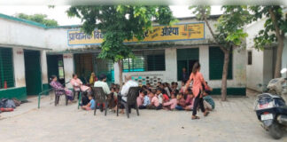 प्राथमिक विद्यालय में जमीन पर बैठाकर बच्चों की पढ़ाई का वीडियो वायरल