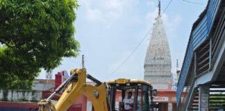 बस्ती के छावनी में खुले नाले की सफाई शुरू:अधिकारियों ने समस्या का संज्ञान लिया, जेसीबी से काम जारी