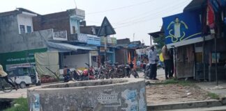 अमोढा में अधूरे-टूटे नाले से सड़क पर जलजमाव:बारिश में राहगीरों और दुकानदारों को हो रही भारी परेशानी