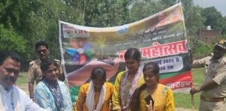 स्कूल में वन महोत्सव पर पौधरोपण:जिला पंचायत सदस्य रामजनक सिंह ने किया शुभारंभ, छात्रों ने लिया संरक्षण का संकल्प