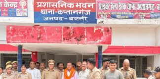 बस्ती में उपनिरीक्षक ओम प्रकाश पासवान सेवानिवृत्त:थाना प्रभारी समेत स्टाफ ने धक्का देकर दी विदाई