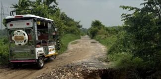 बारिश में महासों-पिपरा गौतम मार्ग धंसा:अधूरा पुल बना परेशानी का कारण, आवागमन जोखिम भरा