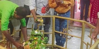 श्रावण के पहले दिन इटहिया मंदिर में उमड़ी भीड़:नेपाल सीमा पर स्थित पंचमुखी शिव मंदिर में भक्तों का तांता