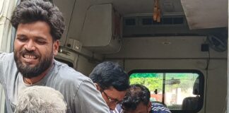 बहुरहा बाबा स्थान के पास टेंपो पलटा:बचाने के प्रयास में बाइक सवार घायल, जिला अस्पताल में इलाज जारी