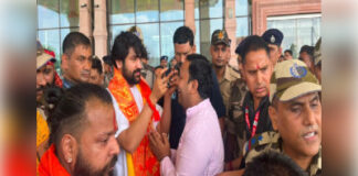 अयोध्या एयरपोर्ट पर दिखा आत्मीयता का अनूठा दृश्य