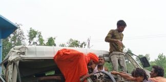 बहराइच में तेल टैंकर-डंपर की टक्कर, डंपर चालक गंभीर:टैंकर चालक फरार, पुलिस ने घायल को अस्पताल पहुंचाया