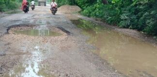 बस्ती के सिकंदरपुर-मसकनवा मार्ग पर गहरे गड्ढे:मरम्मत न होने से राहगीर परेशान, बढ़ रहा हादसों का डर