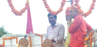 नानपारा के ननकुदास ठाकुर मंदिर में मूर्तियों की प्राण प्रतिष्ठा:राम दरबार, राधा-कृष्ण और बालाजी की प्रतिमाओं की शोभायात्रा निकली
