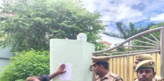 फरार अभियुक्त के घर धारा-82 का नोटिस चस्पा:आत्मसमर्पण नहीं करने पर होगी संपत्ति कुर्क, नौतनवा पुलिस ने की मुनादी की कार्रवाई