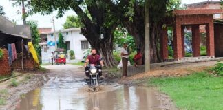 परसा मीर में अधूरी नाली, सड़क पर जलभराव:राहगीरों को आवागमन में हो रही भारी परेशानी