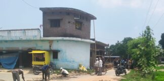 बस्ती साउघाट में पानी की पाइपलाइन बिछाने का काम जारी:तेलियाडीह-चमनगंज चौराहे के बीच निवासियों को मिलेगी पेयजल सुविधा