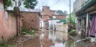 बस्ती के बानपुर बाजार में हल्की बारिश में जलभराव:ग्रामीण परेशान, राहगीरों ने की मरम्मत की मांग