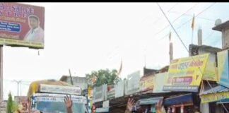 महराजगंज में सोनौली सीमा पर भारतीय एजेंटों का प्रदर्शन:नेपाल जाने वाले मालवाहक ट्रकों का आवागमन ठप