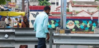 छावनी कस्बे में फोरलेन पर अवैध कट से सड़क पार:फ्लाईओवर के बावजूद जान जोखिम में डालकर आवाजाही, दुर्घटना का खतरा