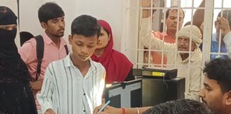 महराजगंज डाकघर में तीन काउंटरों पर आधार सुधार:0 से 5 वर्ष के बच्चों का निःशुल्क आधार कार्ड बन रहा