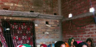 बहराइच में मकान का जर्जर छज्जा गिरा, किशोर की मौत:नानपारा में मामा के घर घूमने आया था, मलबा हटाकर निकाला गया शव