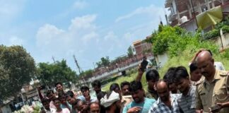 महराजगंज में नाले से अज्ञात व्यक्ति का शव बरामद:जलकुंभी के बीच फंसा मिला, दुर्गंध आने पर लोगों ने दी पुलिस को सूचना
