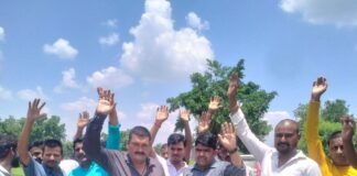कुदरहा-मुंडेरवा मार्ग पर ट्रेलर से युवक की मौत:बढ़ती दुर्घटनाओं पर भारी वाहनों के आवागमन पर रोक की मांग