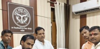 बिजली कटौती से नाराज हिंदू युवा वाहिनी:बस्ती में एसडीएम को ज्ञापन सौंपा