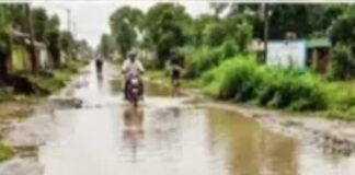 सल्टौआ-मुड़बरा मार्ग गड्ढों में तब्दील, आवागमन प्रभावित:दर्जनों गांवों को जोड़ने वाली सड़क की बदहाली से लोग परेशान
