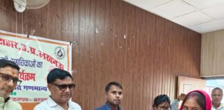 आंगनवाड़ी कार्यकत्रियों को मोबाइल, सहायिकाओं को नियुक्ति पत्र वितरित:रिसिया में ब्लॉक प्रमुख प्रतिनिधि संजय जायसवाल ने दिए