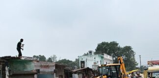 मुंडेरवा में फ्लाईओवर के लिए मकान तोड़े गए:सर्विस रोड निर्माण के लिए 12 मकानों को खाली कराया गया
