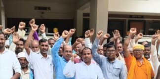 आम आदमी पार्टी का प्रदर्शन, अली जौहर विश्वविद्यालय बचाने की:महराजगंज में जिला उपाध्यक्ष के नेतृत्व में राज्यपाल के नाम ज्ञापन सौंपा