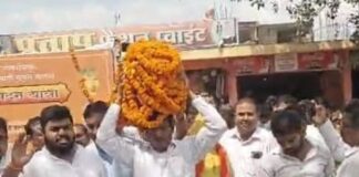 महराजगंज में गुरु रविदास जन्मस्थल की मिट्टी कलश यात्रा:सदर विधानसभा क्षेत्र में भव्य स्वागत, विधायक ने किया पूजन