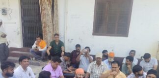 बहराइच के मटेरा उपकेंद्र का ग्रामीणों ने किया घेराव:बिजली कटौती से परेशान लोग, 4 घंटे बाद भी अधिकारी नहीं पहुंचे