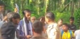 छात्रों ने जर्जर निचलौल-बहुआर मार्ग पर किया प्रदर्शन:महराजगंज पुलिस के समझाने पर जाम खुला, मरम्मत का आश्वासन मिला