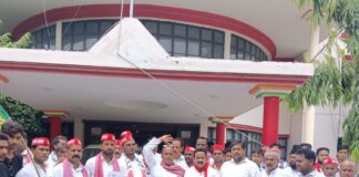 मोहम्मद अली जौहर विश्वविद्यालय के 38 भवन ध्वस्तीकरण का मामला:महराजगंज में राज्यपाल को डीएम के माध्यम से ज्ञापन सौंपकर रोक की मांग