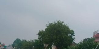 बस्ती हाईवे पर डेढ़ माह से नाली खुदाई अधूरी:सड़क किनारे मिट्टी-कचरा, कांवड़ यात्रा में बढ़ सकती है दिक्कत