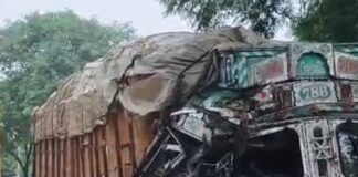 बस्ती में दो ट्रकों की आमने-सामने टक्कर, चालक की मौत:दूसरा गंभीर घायल, पुलिस ने सड़क से जाम हटवाया